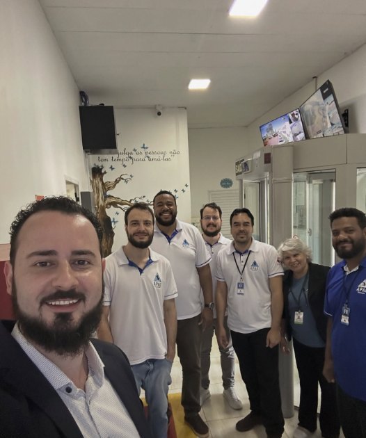 Lucas com a equipe de uma instituição
