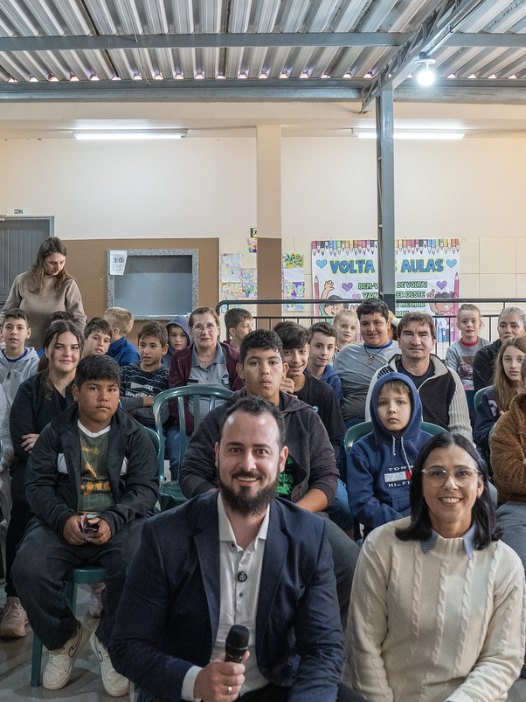 Lucas Rios com alunos e professores após palestra em escola