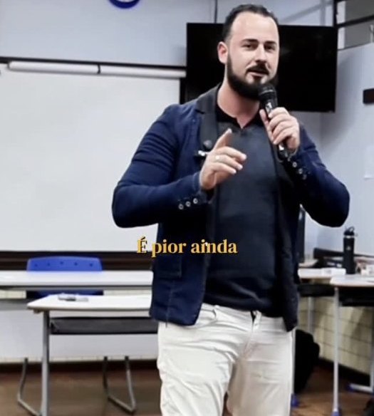 Lucas palestrando em sala
