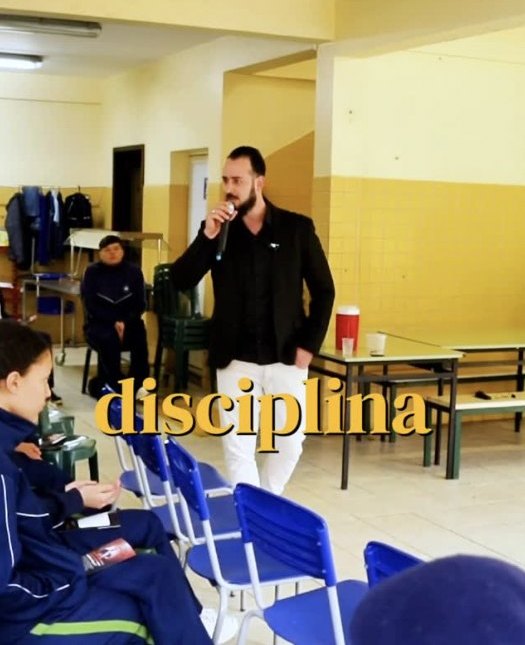 Lucas falando para alunos sentados