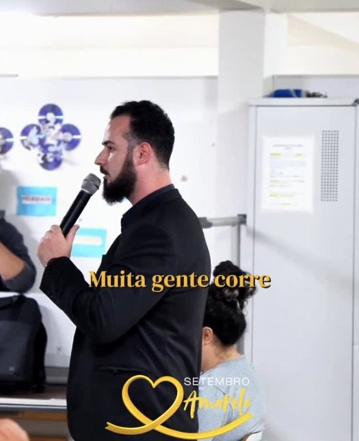 Lucas Rios falando com os alunos, microfone na mão