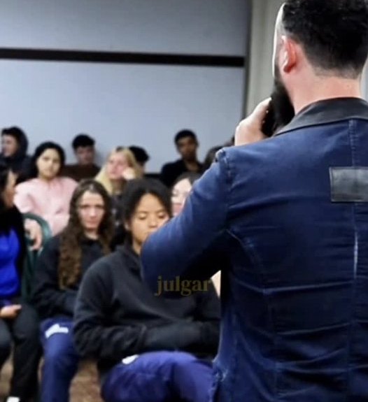 Alunos atentos durante a palestra