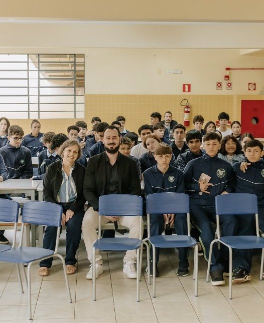 Lucas com turma de alunos de uniforme